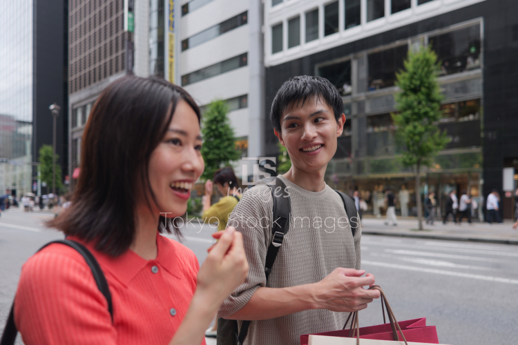 couple shopping in Ginza (2)