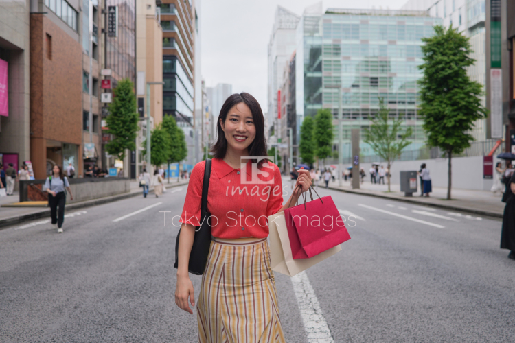 couple shopping in Ginza (3)