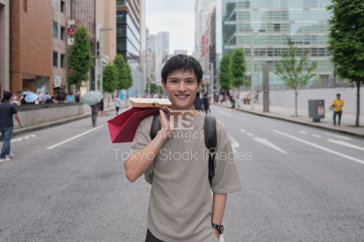 couple shopping in Ginza (4)