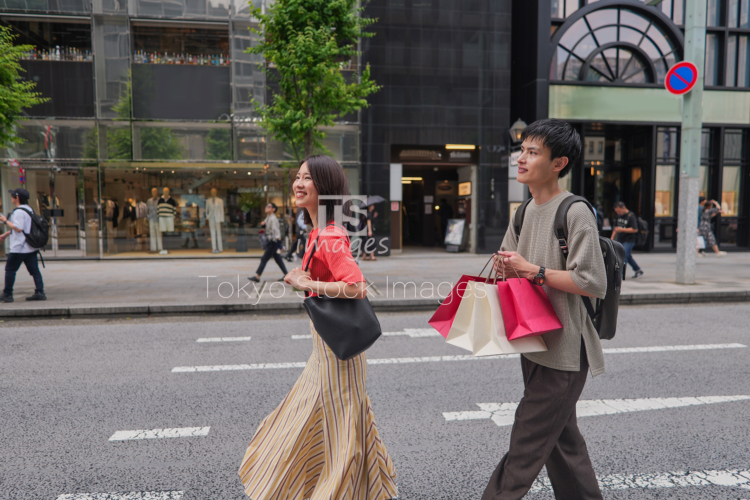 couple shopping in Ginza (8)