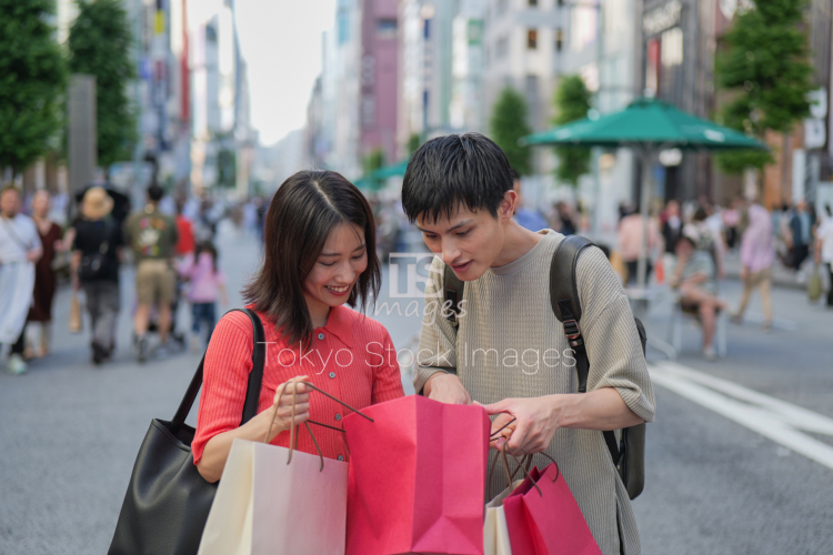 couple shopping in Ginza (30)