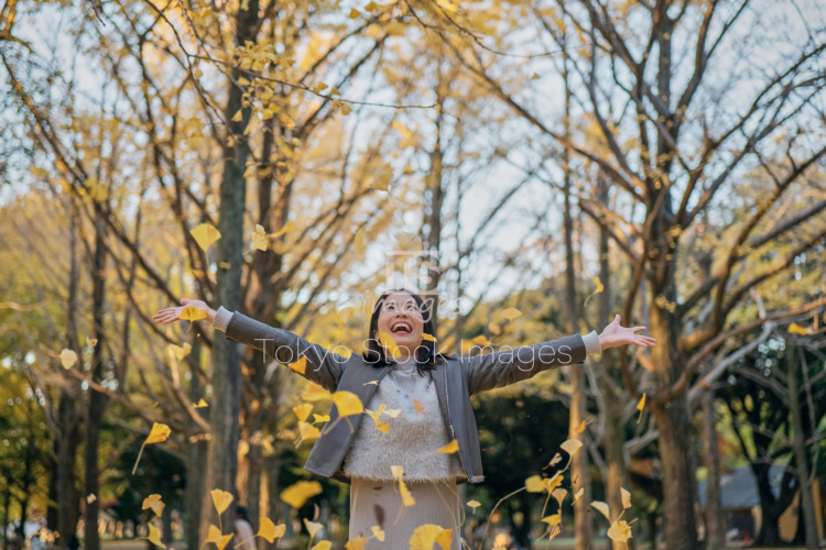 woman strolling in autumn city (1)