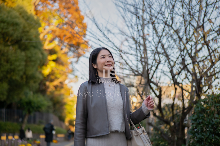 woman strolling in autumn city (2)