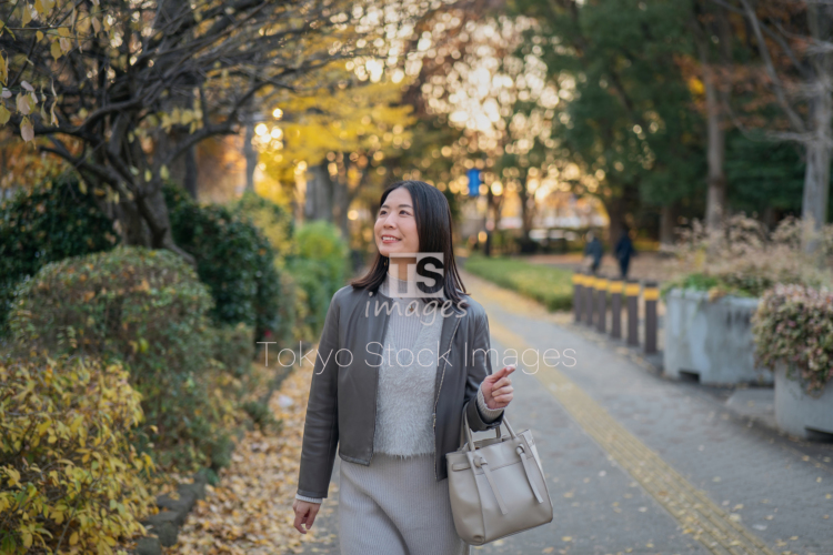 woman strolling in autumn city (3)