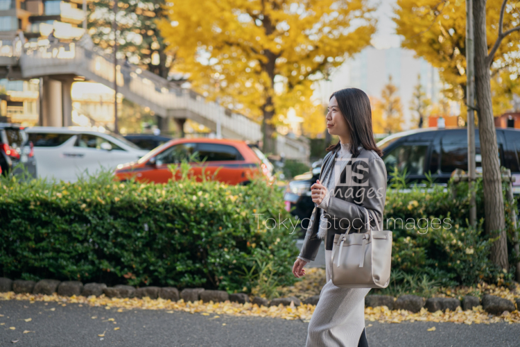 woman strolling in autumn city (4)
