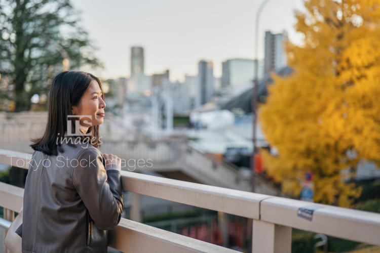 woman strolling in autumn city (5)