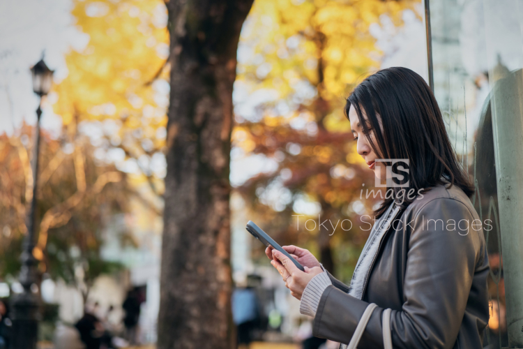 woman strolling in autumn city (6)