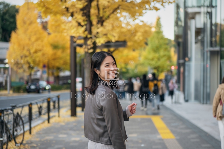 woman strolling in autumn city (7)