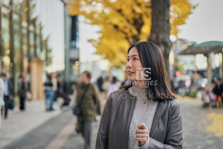 woman strolling in autumn city (8)