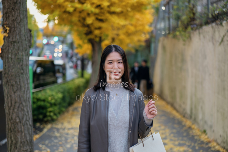 woman strolling in autumn city (9)