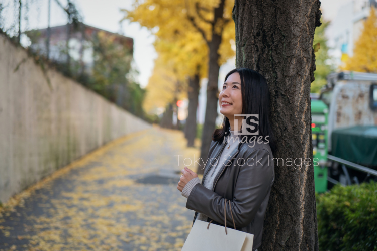 woman strolling in autumn city (10)