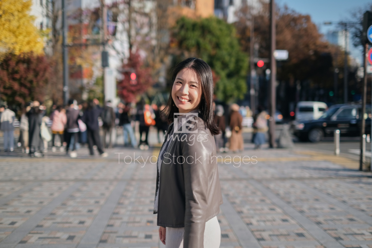 woman strolling in autumn city (11)