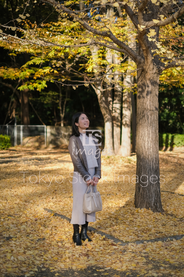 woman strolling in autumn city (12)