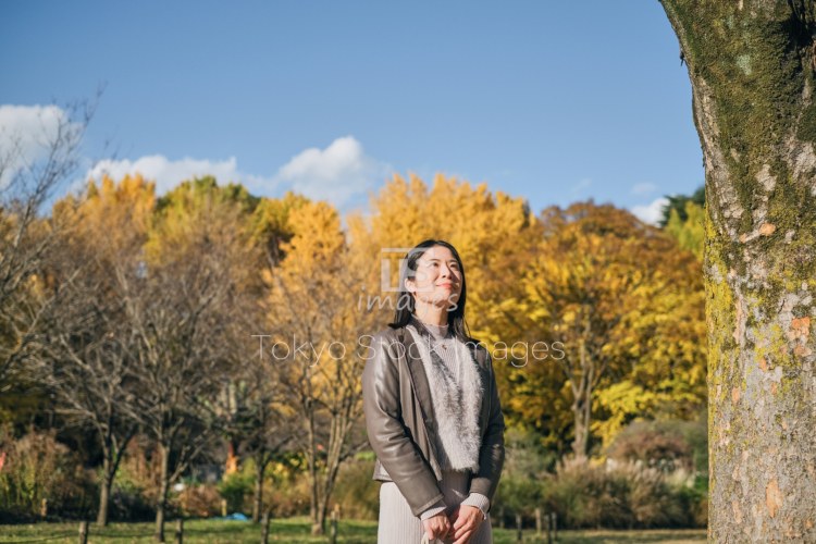 woman strolling in autumn city (14)