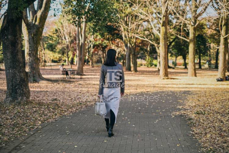 woman strolling in autumn city (15)