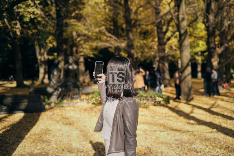 woman strolling in autumn city (16)