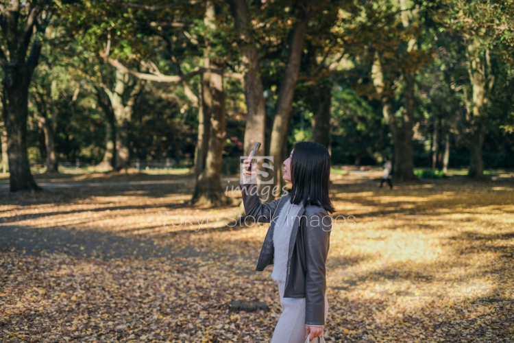 woman strolling in autumn city (17)