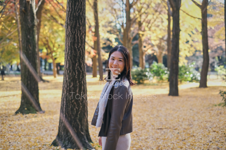 woman strolling in autumn city (18)