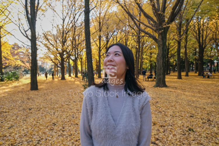 woman strolling in autumn city (19)
